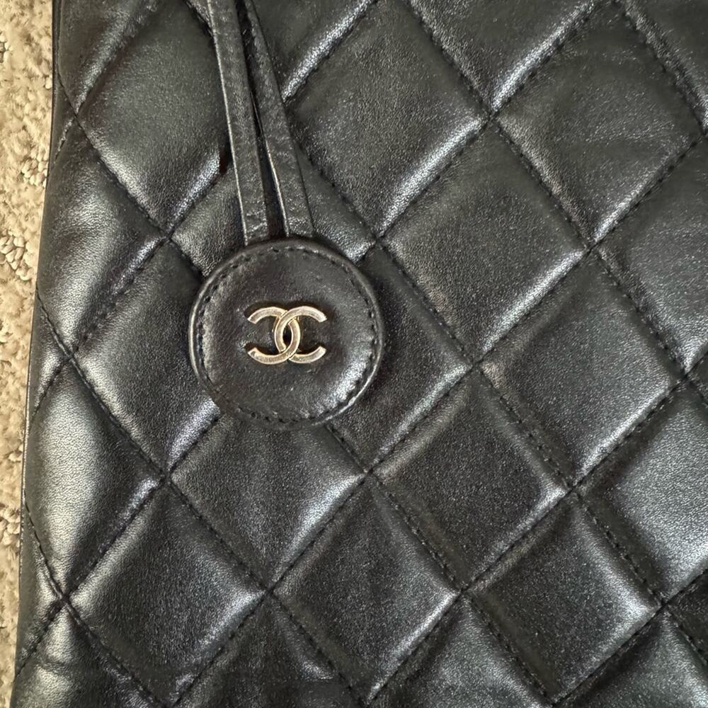 Vintage Chanel Tote- Lambskin Quilted Leather w/ CC Charm- - Picture 3 of 15